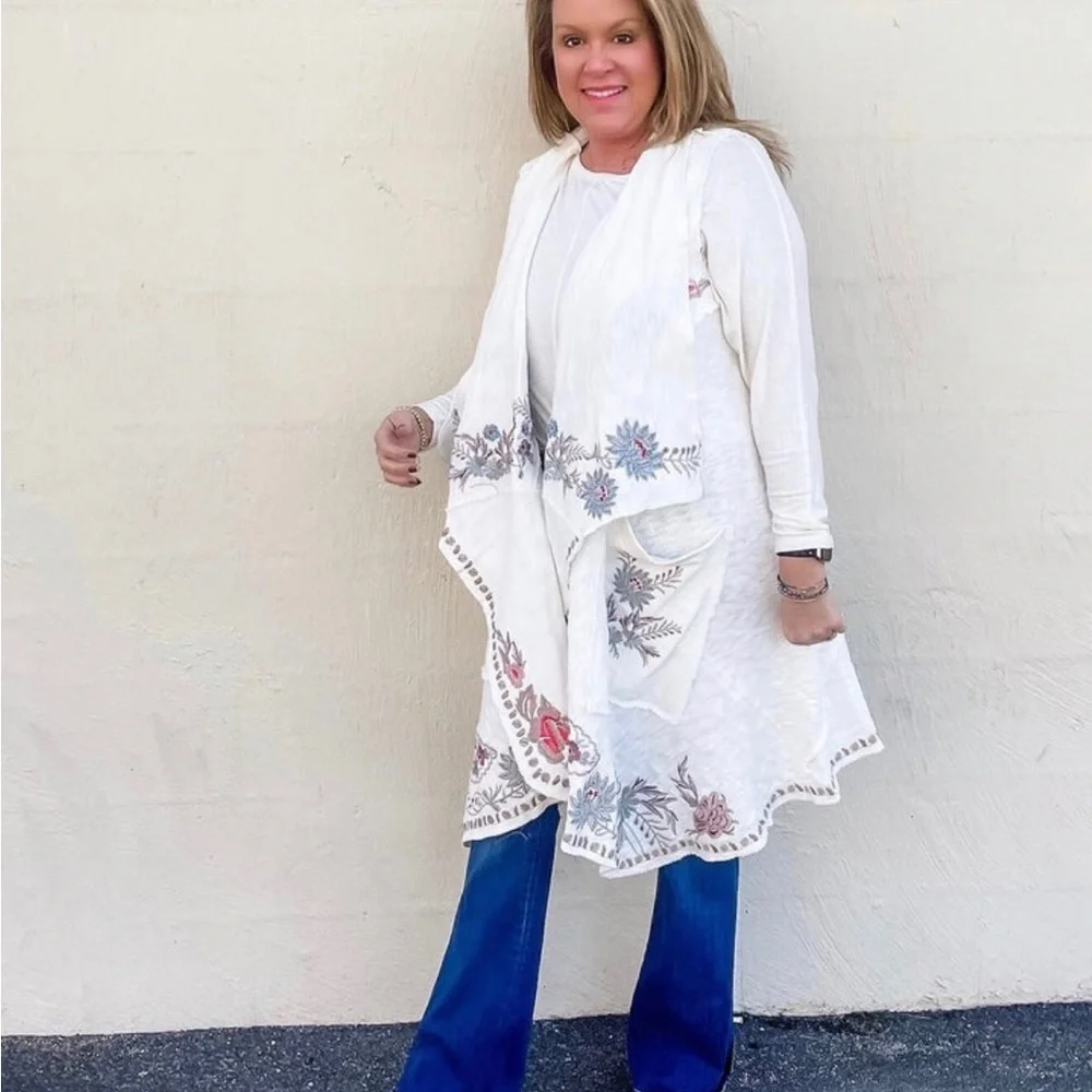 NWT Paparazzi Beautifully Embroidered Vest - Picture 3 of 9